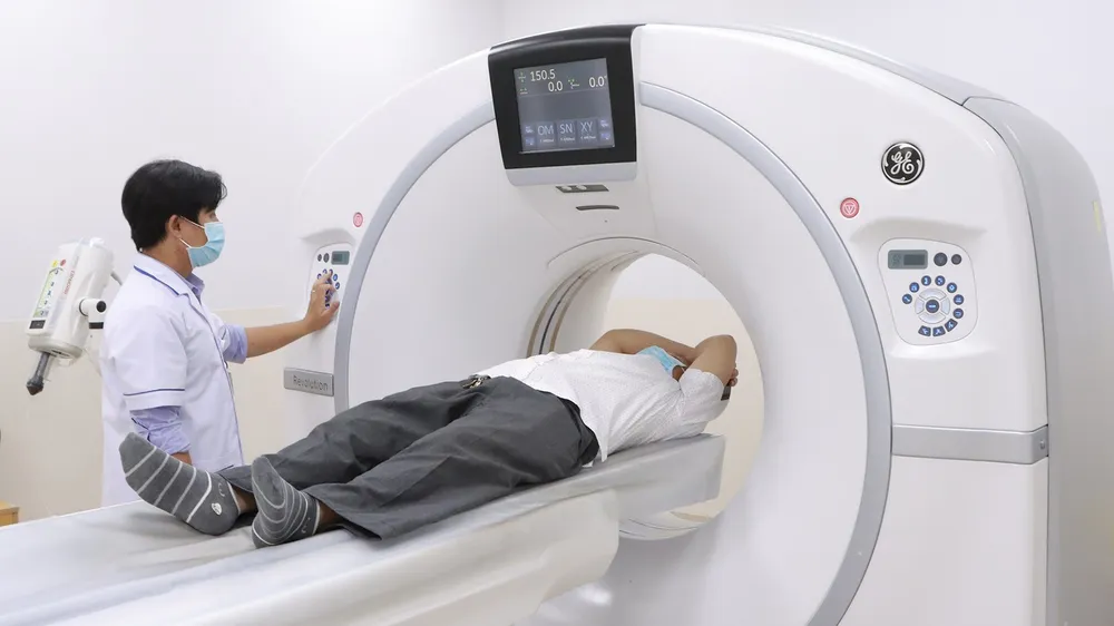 Thiếu thuốc phóng xạ, các bác sĩ Bệnh viện Ung bướu TPHCM chuyển bệnh nhân qua chụp MRI để chẩn đoán tình trạng bệnh