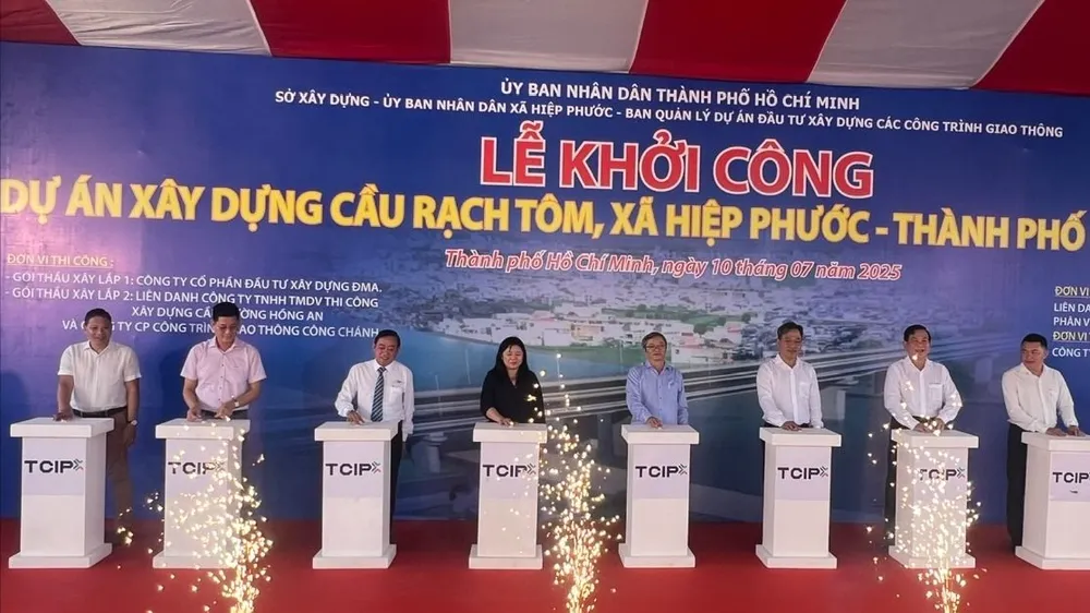 Nghi thức nhấn nút khởi công xây dựng. Ảnh: QUỐC HÙNG