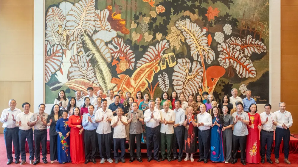 Tổng Bí thư Tô Lâm, Chủ tịch Quốc hội Trần Thanh Mẫn và Phó Chủ tịch Quốc hội Nguyễn Khắc Định chụp ảnh lưu niệm cùng các ĐBQH tỉnh Hưng Yên qua các thời kỳ.