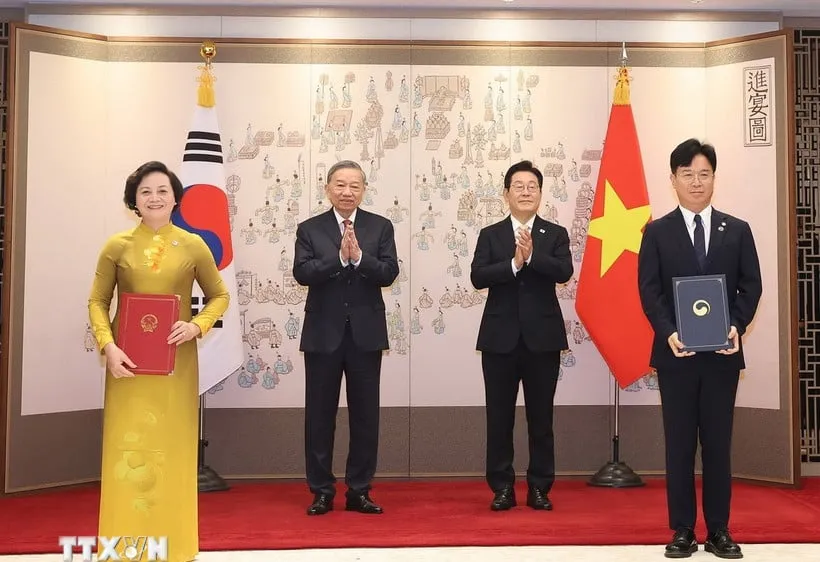 Tổng Bí thư Tô Lâm và Tổng thống Hàn Quốc Lee Jae Myung chứng kiến lễ trao Bản ghi nhớ về phái cử và tiếp nhận lao động sang làm việc tại Hàn Quốc theo chương trình EPS, ký giữa Bộ Nội vụ Việt Nam và Bộ Lao động và Việc làm Hàn Quốc. Ảnh: TTXVN 
