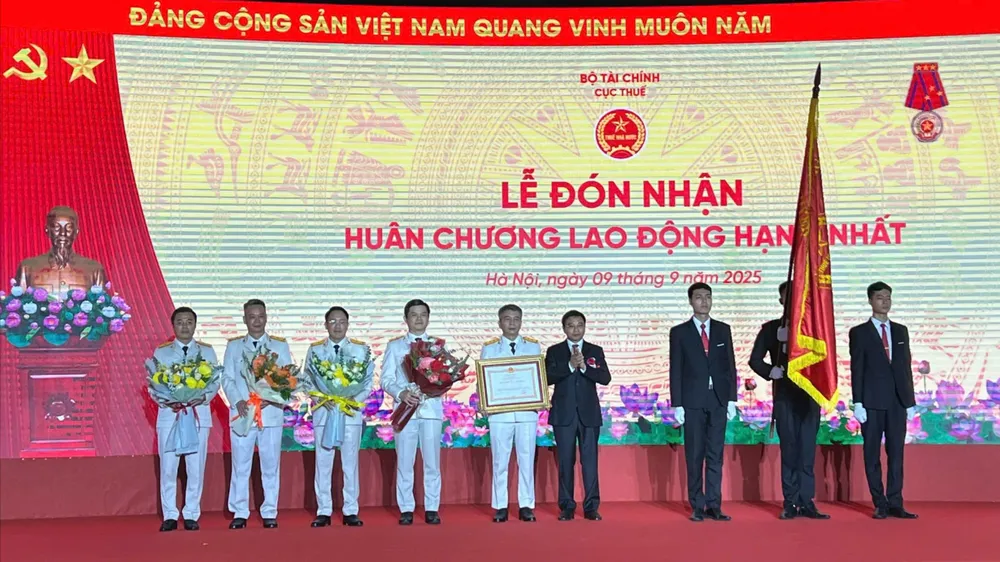 Cục Thuế đón nhận Huân chương Lao động hạng Nhất 