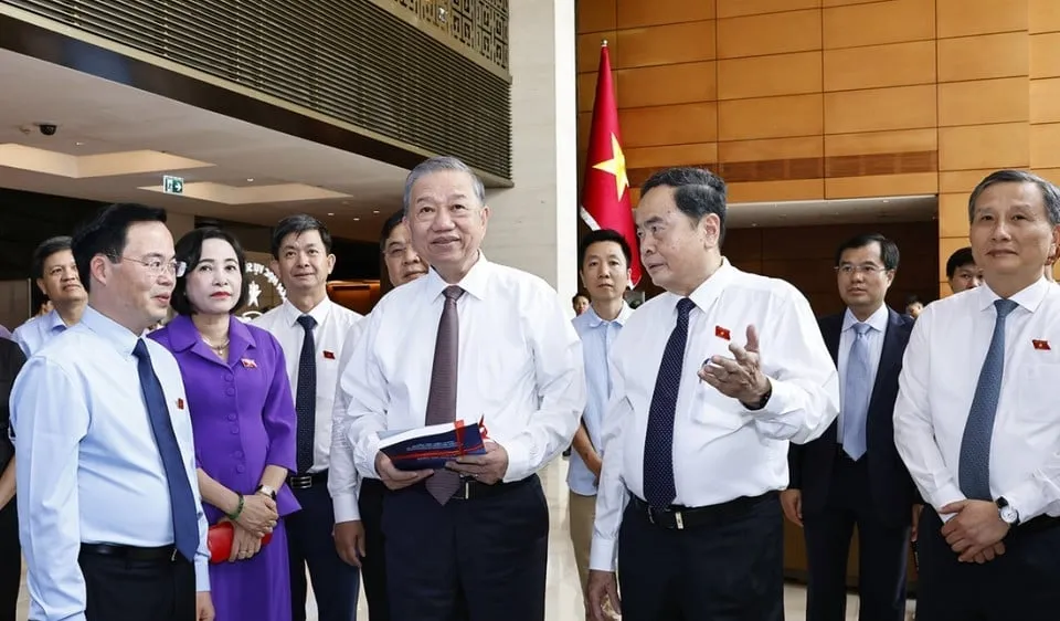 Tổng Bí thư Tô Lâm, Chủ tịch Quốc hội Trần Thanh Mẫn cùng các đại biểu tham quan khu trưng bày Quốc hội số tại hội nghị. Ảnh: TTXVN