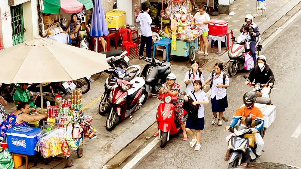 Vỉa hè đường Nguyễn Thái Học, phường Cầu Ông Lãnh bị lấn chiếm, buộc học sinh phải đi dưới lòng đường, đối mặt nhiều nguy hiểm. Ảnh: HOÀNG HÙNG