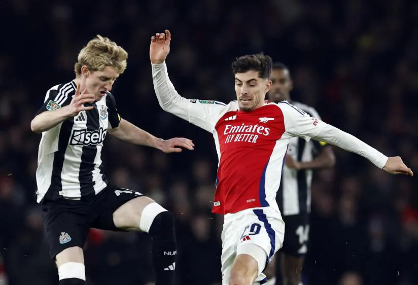 Anthony Gordon (trái) tranh chấp bóng với cầu thủ Arsenal ở trận lượt về mùa giải 2024-2025