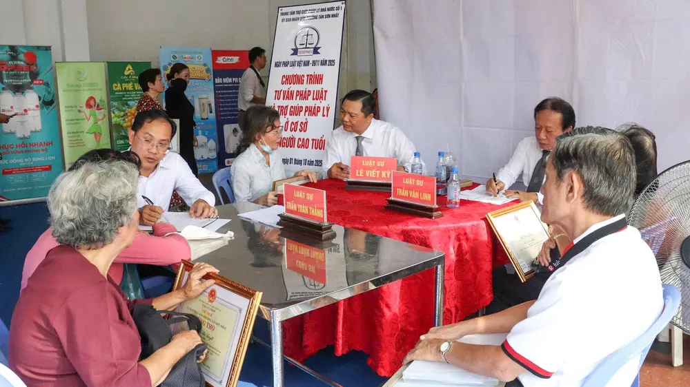 Luật sư tư vấn pháp lý cho người cao tuổi tại phường Tân Sơn Nhất, TPHCM. Ảnh: CẨM TUYẾT