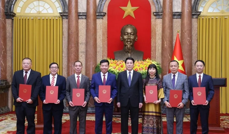 Chủ tịch nước Lương Cường với các cán bộ được phong hàm Đại sứ và bổ nhiệm trưởng cơ quan đại diện Việt Nam ở nước ngoài. Ảnh: TTXVN.