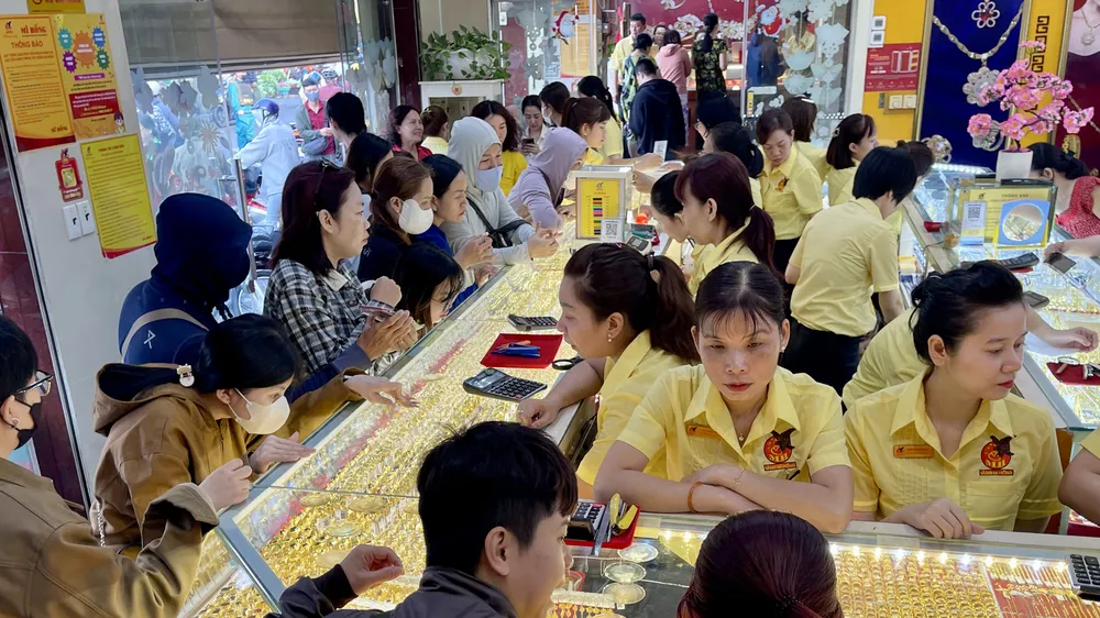 Giao dịch vàng tại cửa hàng Mi Hồng, đường Bùi Hữu Nghĩa, phường Gia Định, TPHCM. Ảnh: Hoàng Hùng
