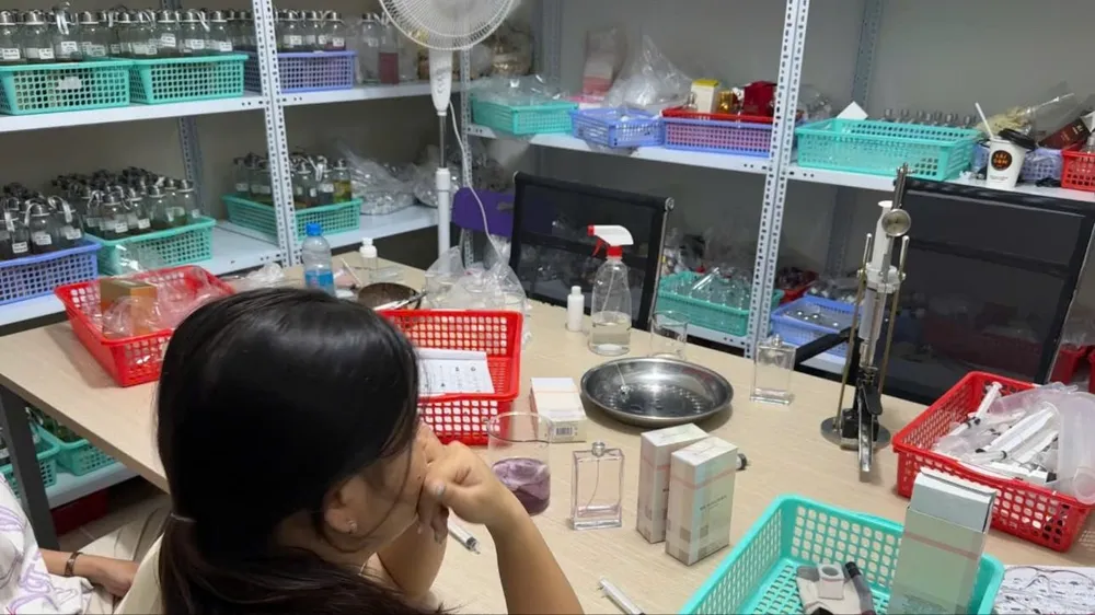 TPHCM: Triệt phá đường dây sản xuất, buôn bán gần 20.000 chai nước hoa giả