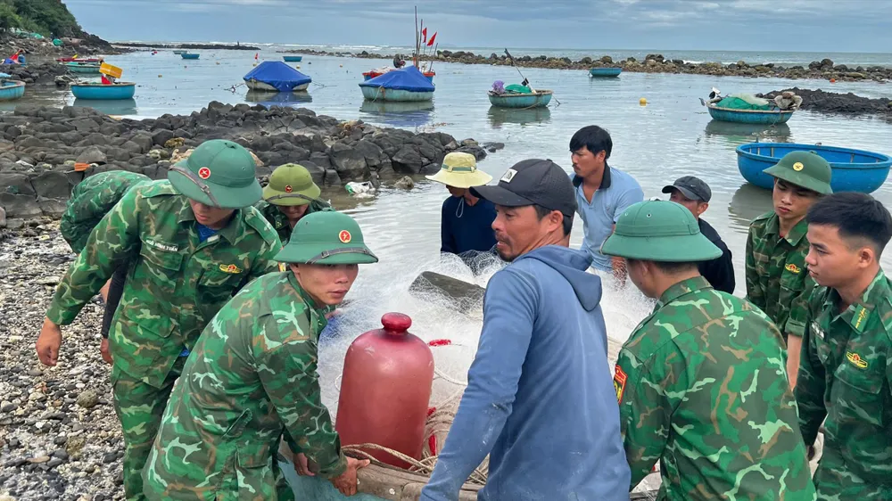 Biên phòng Quảng Ngãi giúp dân kéo thúng, thâu lưới phòng chống bão số 13