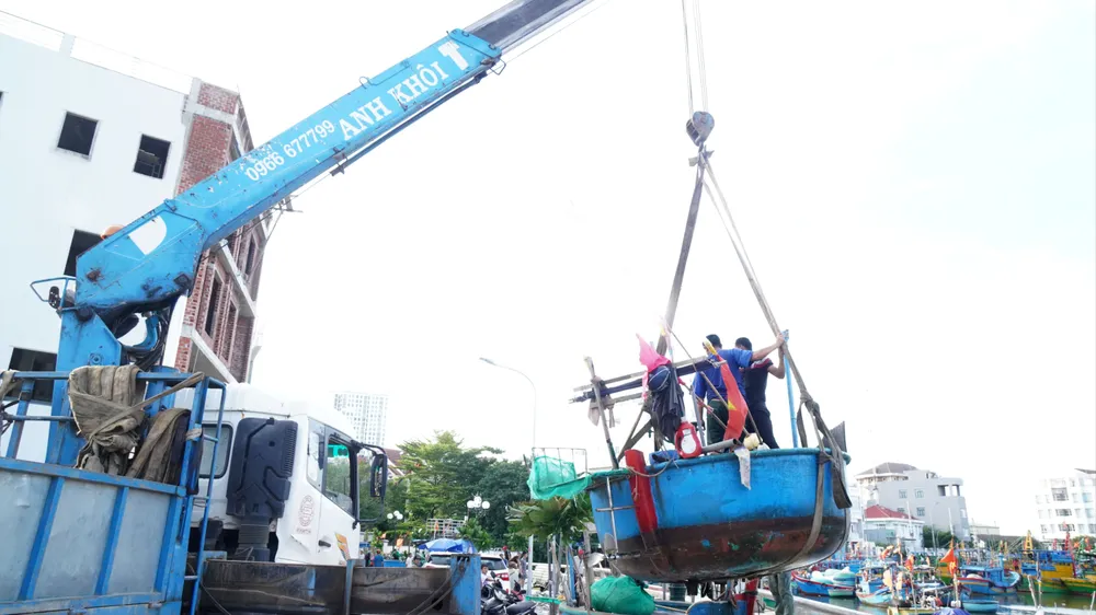 Ngư dân Quy Nhơn cẩu thuyền "chạy bão"