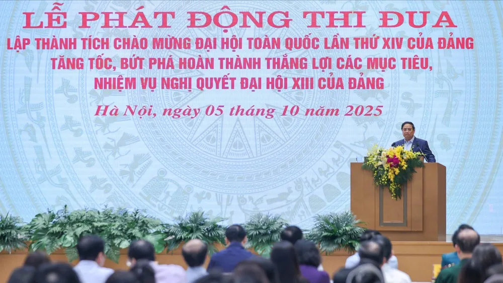 Thủ tướng Chính phủ Phạm Minh Chính, Chủ tịch Hội đồng Thi đua – Khen thưởng Trung ương chủ trì lễ phát động thi đua cao điểm lập thành tích chào mừng Đại hội XIV của Đảng. Ảnh: VGP