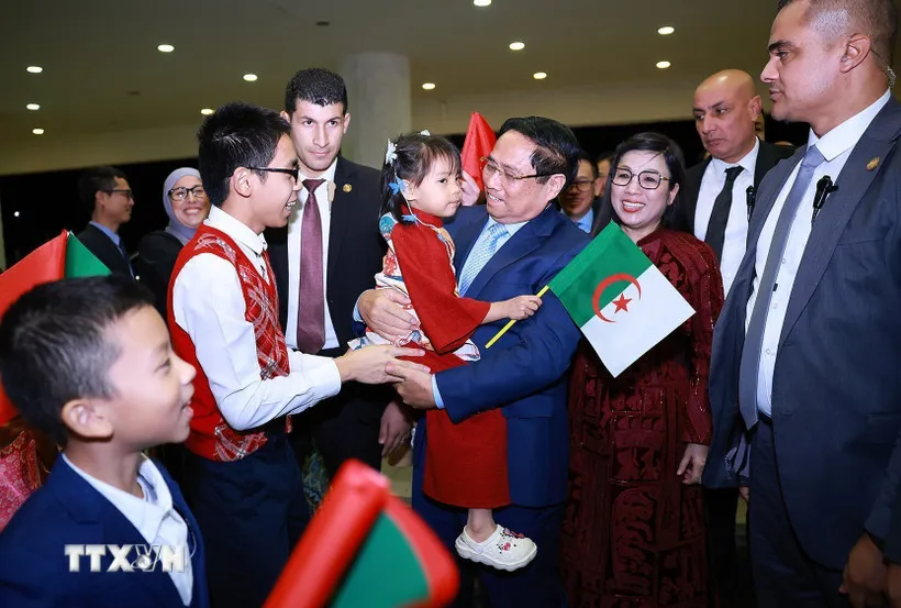 Thủ tướng Phạm Minh Chính và Phu nhân với thiếu nhi Việt Nam đang sinh sống tại Algeria