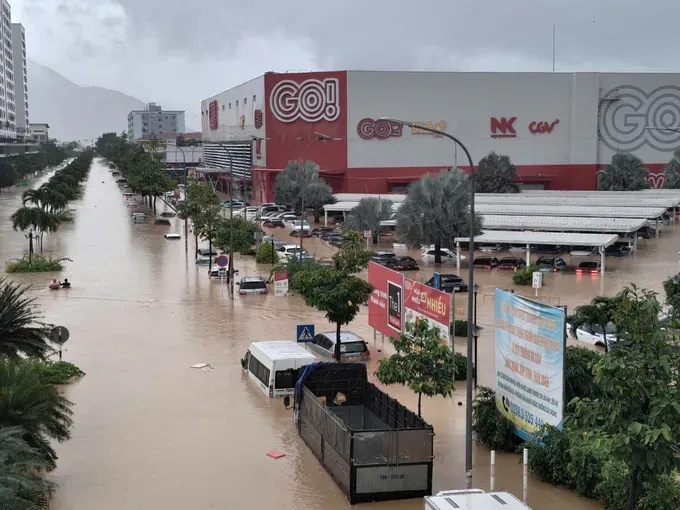 Nhiều khu vực trung tâm tỉnh Khánh Hòa ngập sâu trong nước