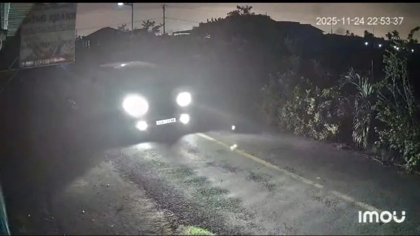 Ảnh cắt từ video nhóm đối sử dụng ô tô trộm chó do người dân cung cấp