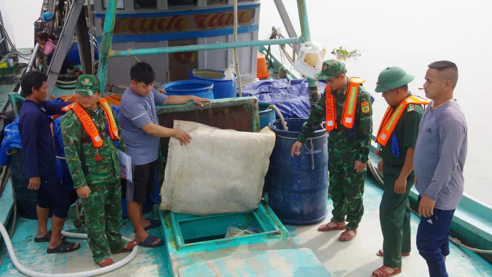 Phát hiện tàu vận chuyển hơn 5.000 lít dầu DO không rõ nguồn gốc