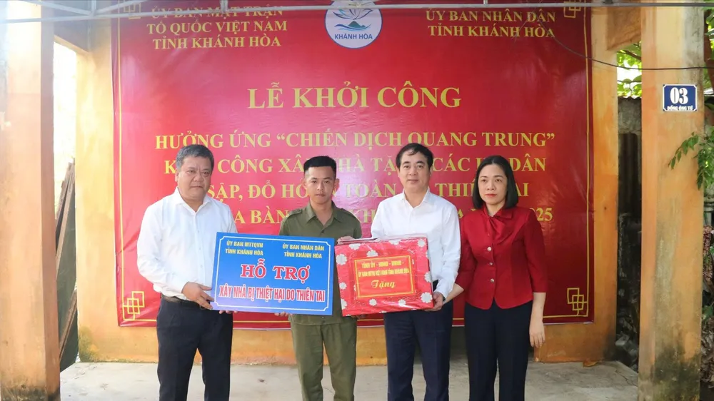 Lãnh đạo tỉnh Khánh Hòa tặng quà cho gia đình anh Nguyễn Nam Trung tại lễ khởi công. Ảnh: HIẾU GIANG