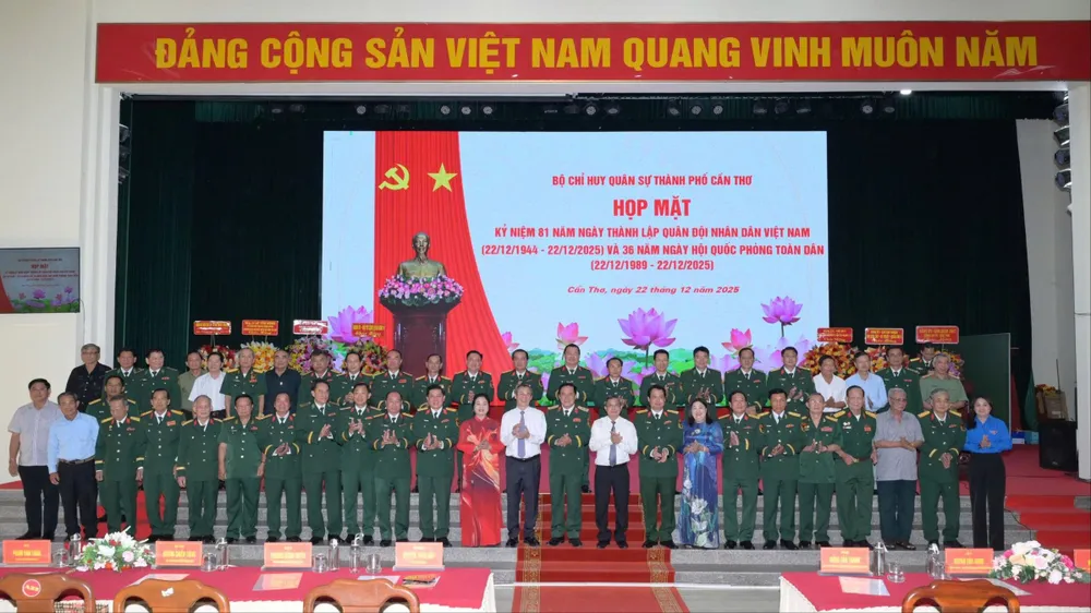 Các đại biểu chụp hình kỷ niệm tại buổi họp mặt