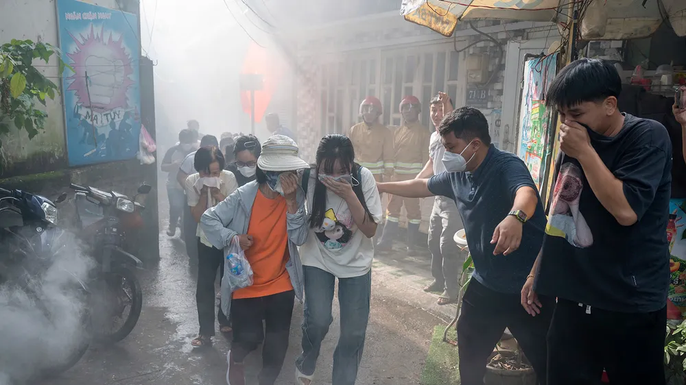 Người dân khu phố 24, phường Xuân Hòa (TPHCM) tham gia diễn tập phương án chữa cháy và cứu nạn, cứu hộ trong hẻm nhỏ, ngày 1-11-2025. Ảnh: MẠNH THẮNG