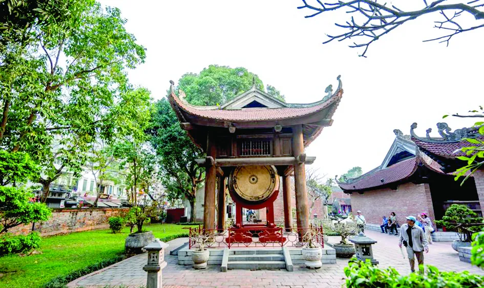 Du khách tham quan Văn Miếu - Quốc Tử Giám (Hà Nội) vào tháng 3-2025. Ảnh: XINHUA