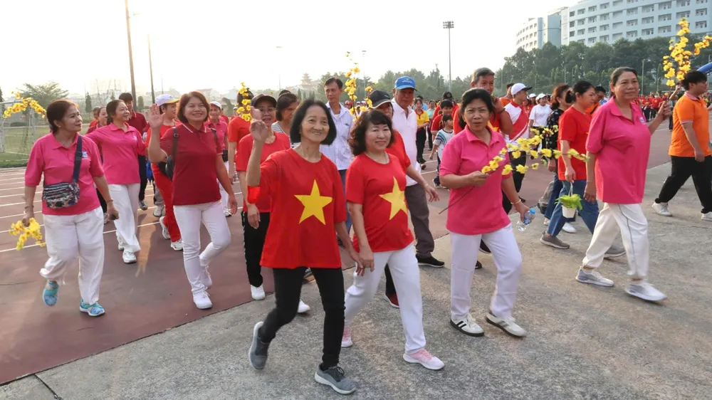 Người dân phường Bình Thạnh tham gia chương trình đi bộ góp tết đến người yếu thế