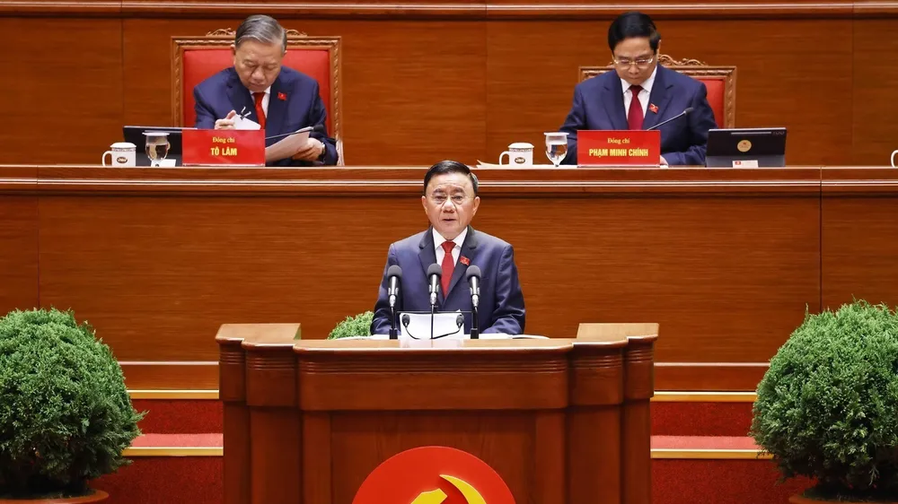 Đồng chí Trần Cẩm Tú, Ủy viên Bộ Chính trị, Thường trực Ban Bí thư trình bày báo cáo kiểm điểm sự lãnh đạo, chỉ đạo của Ban Chấp hành Trung ương Đảng khóa XIII. Ảnh: TTXVN