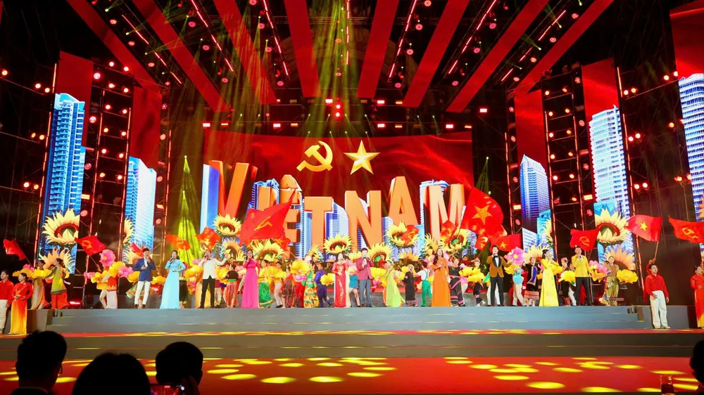 NSND Tạ Minh Tâm, NSƯT Ánh Tuyết, NSƯT Phạm Khánh Ngọc cùng các ca sĩ trẻ biểu diễn bài hát “Việt Nam ơi! Mùa xuân đến rồi”. Ảnh: DŨNG PHƯƠNG