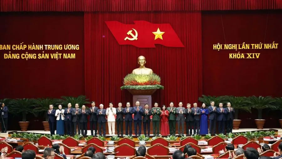 Tổng Bí thư Tô Lâm cùng các đồng chí Ủy viên Bộ Chính trị, Ủy viên Ban Bí thư Ban Chấp hành Trung ương khóa XIV ra mắt tại Hội nghị lần thứ nhất Ban Chấp hành Trung ương Đảng khóa XIV. Ảnh: TTXVN