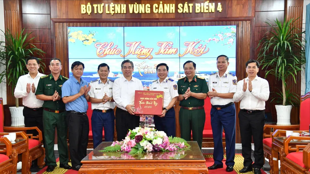 Lãnh đạo TPHCM thăm, chúc Tết Bộ Tư lệnh Vùng 5 Hải quân và Bộ Tư lệnh Vùng Cảnh sát biển 4