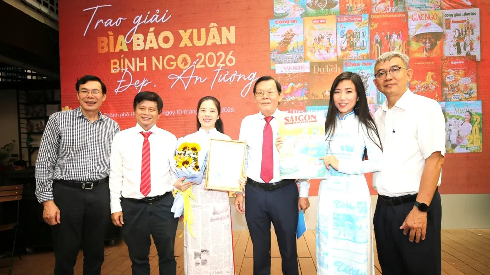 Báo Sài Gòn Giải Phóng nhận giải Nhất - Giải Bìa báo Xuân TPHCM 2026. Ảnh: DŨNG PHƯƠNG