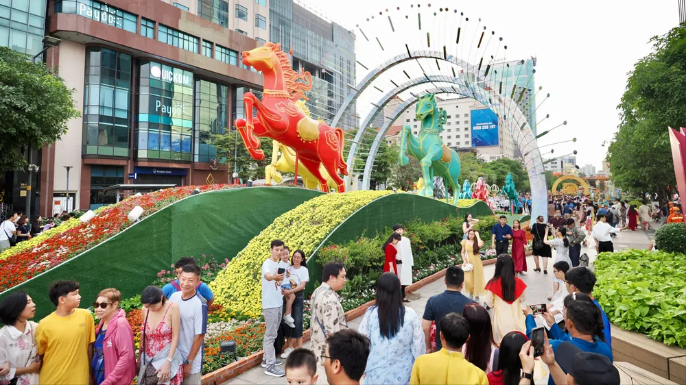 Đoàn khách quốc tế tham quan đường hoa, chiều 21-2. Ảnh: HOÀNG HÙNG