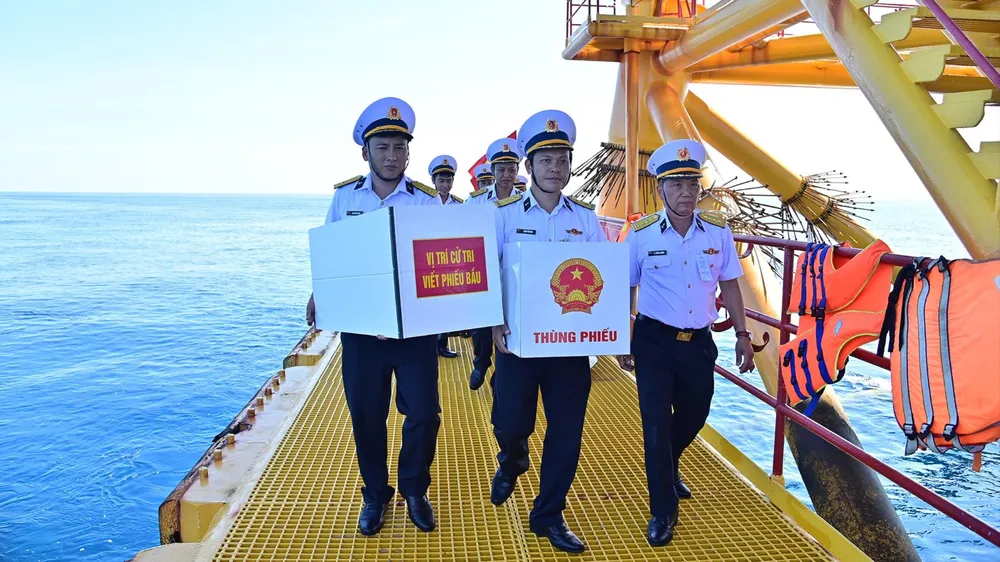 Mang lá phiếu bầu cử đến cử tri nơi biển đảo tiền tiêu