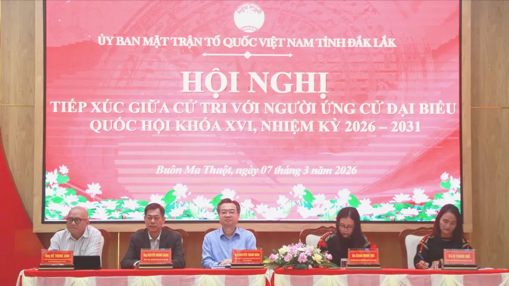 Các ứng cử viên ĐBQH khóa XVI tiếp xúc cử tri tại Đắk Lắk