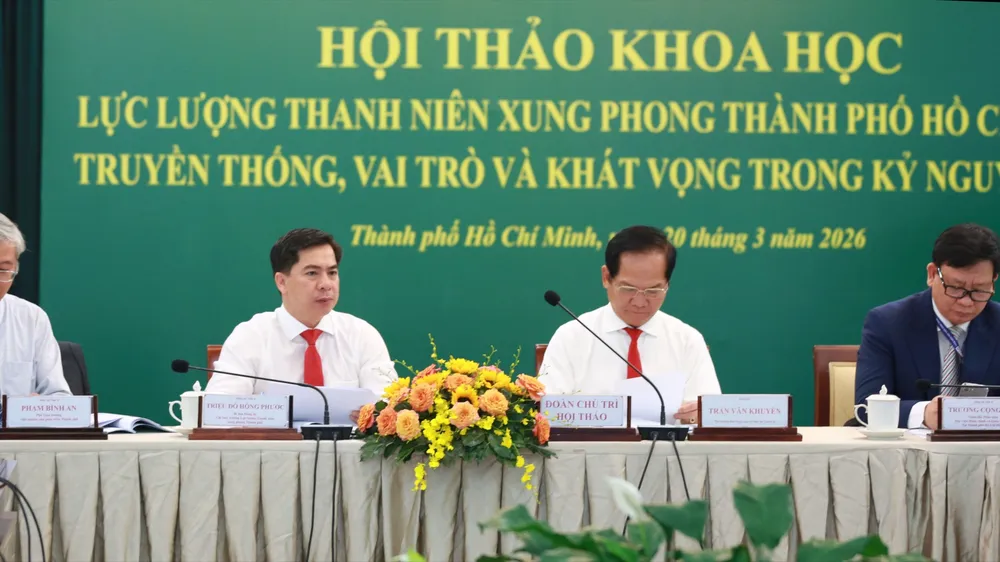 Các đồng chí chủ trì hội thảo sáng 20-3. Ảnh: NGUYỄN HOÀNG