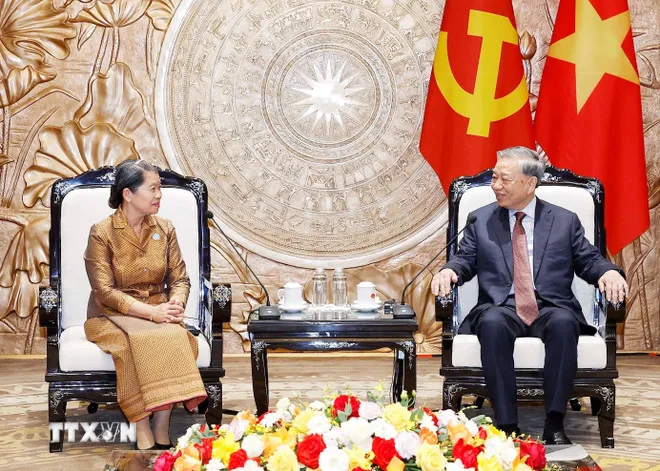 Tổng Bí thư Tô Lâm chúc mừng cơ quan Mặt trận hai nước đã ký Thỏa thuận hợp tác giai đoạn 2026-2031; khẳng định Đảng và Nhà nước Việt Nam luôn dành ưu tiên cao cho mối quan hệ hữu nghị với Campuchia. Ảnh: TTXVN