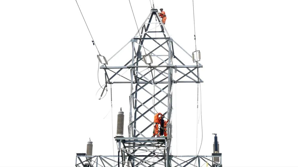 Công nhân Điện lực thi công khắc phục sự cố tuyến cáp ngầm 110kV Hà Tiên-Phú Quốc