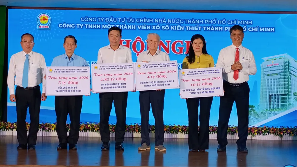 Ban lãnh đạo Công ty XSKT Thành phố Hồ Chí Minh gồm ông Nguyễn Quốc Chiến - Chủ tịch HĐTV (ngoài cùng bìa phải) và ông Trương Vĩnh Tùng - Bí thư Đảng ủy, Tổng Giám đốc (ngoài cùng bìa trái) trao bảng tượng trưng đóng góp hơn 20 tỷ đồng cho các hoạt động từ thiện - xã hội vào cuối năm 2025 vừa qua