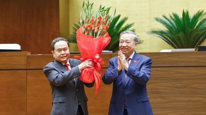 Tổng Bí thư Tô Lâm thay mặt Đại biểu Quốc hội khóa XVI tặng hoa chúc mừng Chủ tịch Quốc hội Trần Thanh Mẫn. Ảnh: TTXVN
