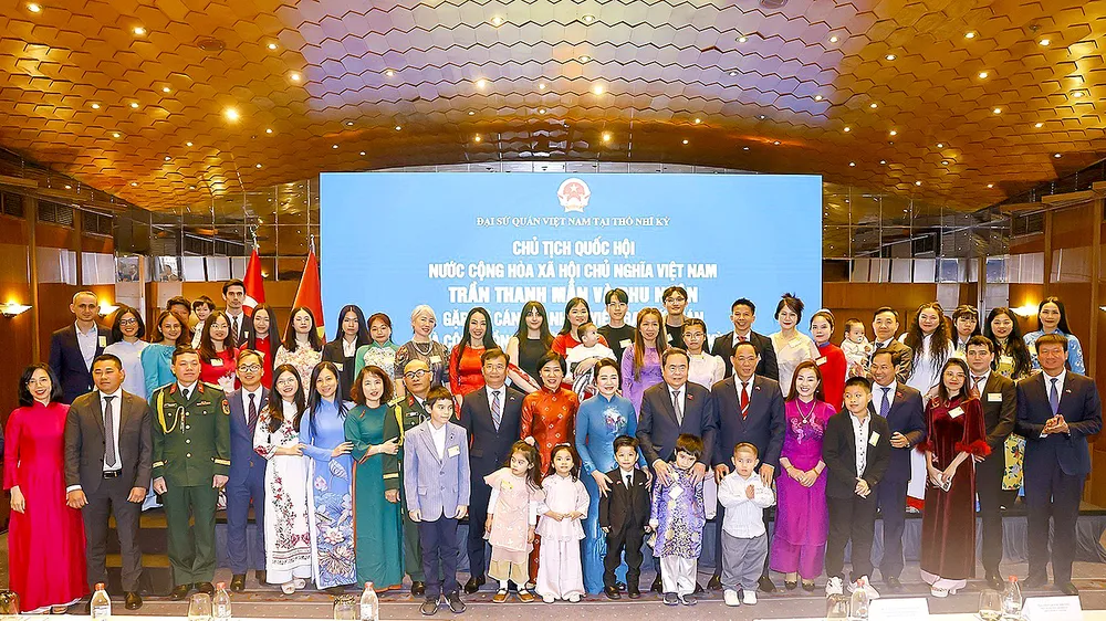 Chủ tịch Quốc hội Trần Thanh Mẫn và phu nhân với cán bộ nhân viên Đại sứ quán và cộng đồng người Việt Nam tại Thổ Nhĩ Kỳ. Ảnh: TTXVN