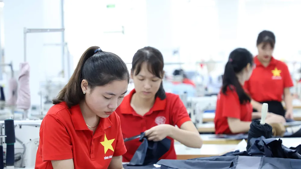 Hoạt động sản xuất tại Tổng công ty May 10, phường Phúc Lợi, Hà Nội. Ảnh: QUANG PHÚC