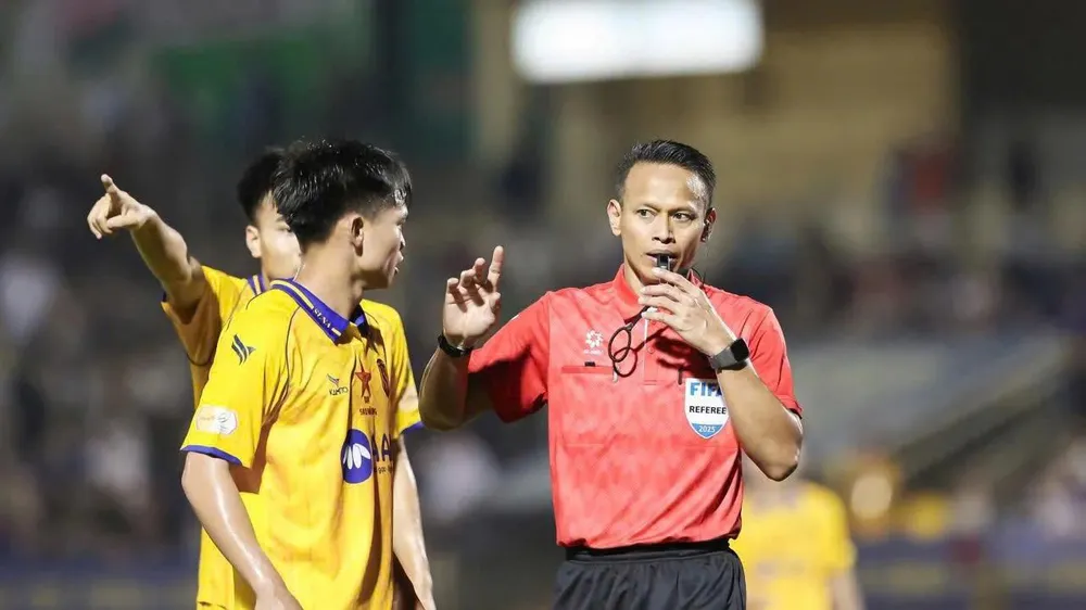 Trọng tài Bin Ali (Malaysia) sẽ tham gia điều hành các vòng đấu cuối của V-League 2025-2026. ẢNH: Minh Hoàng