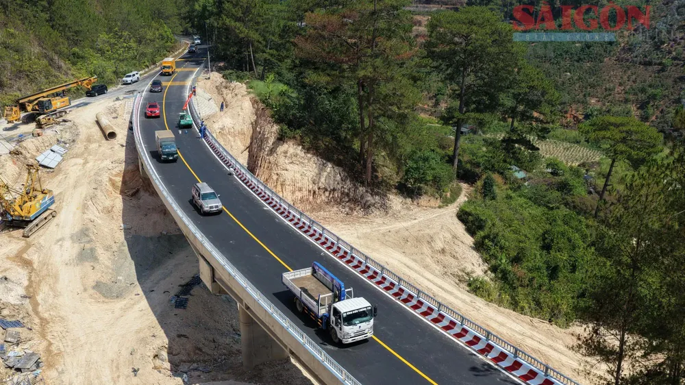 Sau hơn 4 tháng thi công, cầu Xuân Hương trên quốc lộ 20, đoạn qua đèo Mimosa, phường Xuân Hương - Đà Lạt, tỉnh Lâm Đồng, đã hoàn thành, cho phép các phương tiện lưu thông bình thường