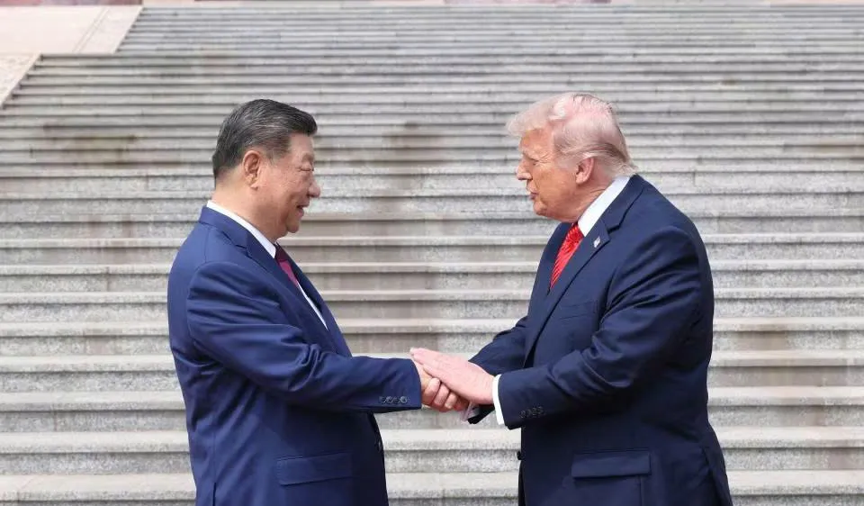 Chủ tịch Trung Quốc Tập Cận Bình chào đón Tổng thống Mỹ Donald Trump tại Bắc Kinh ngày 14-5-2026. Ảnh: THX/TTXVN