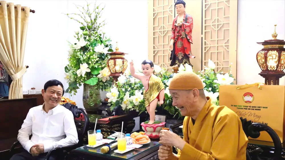 Lãnh đạo TPHCM thăm, chúc mừng Đại lễ Phật đản tại Tổ đình Phổ Quang
