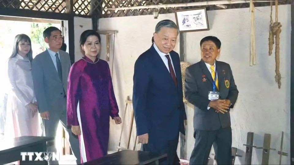 Tổng Bí thư, Chủ tịch nước dâng hương tưởng niệm Chủ tịch Hồ Chí Minh tại Thái Lan