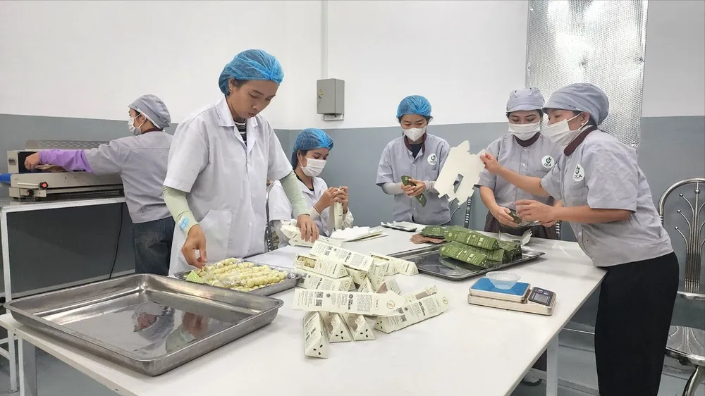 Nhân viên của Công ty TNHH OCA Việt Nhật (xã Bình Giã) trong xưởng chế biến chocolate