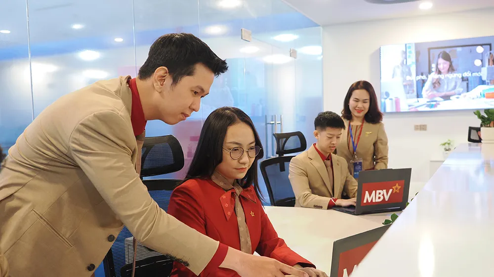 Nhân viên một doanh nghiệp làm việc ở Trung tâm Tài chính quốc tế Việt Nam tại TPHCM. Ảnh: HOÀNG HÙNG