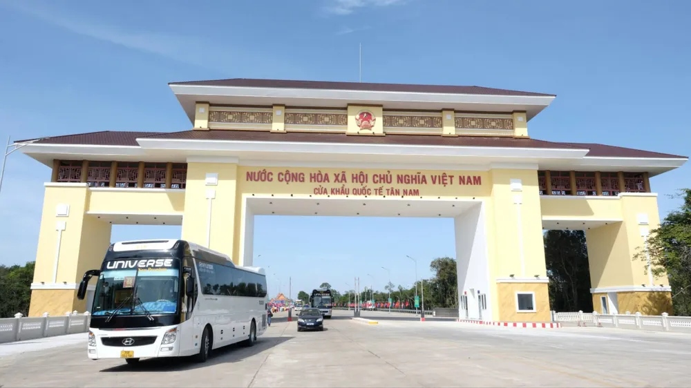 Cửa khẩu quốc tế Tân Nam được khánh thành từ cuối năm 2025, với mục tiêu phát triển kinh tế biên mậu của tỉnh Tây Ninh và cả nước