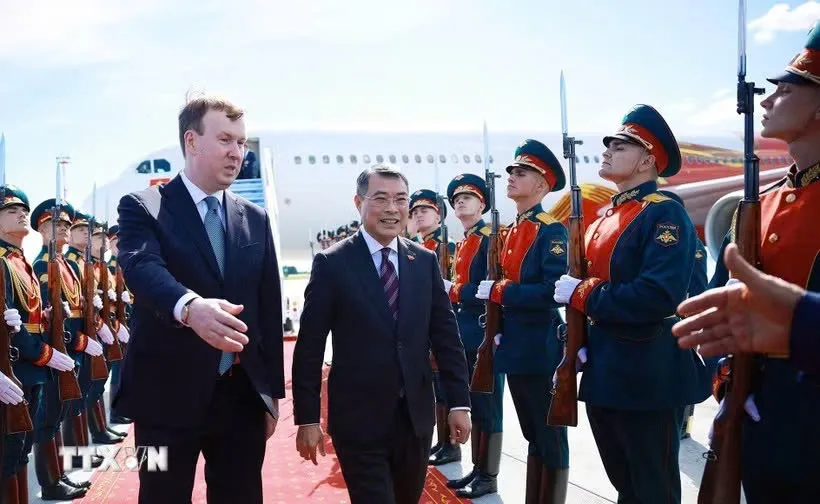 Thủ tướng Lê Minh Hưng đến thành phố Kazan bắt đầu chuyến tham dự Hội nghị Cấp cao Kỷ niệm 35 năm quan hệ ASEAN-Nga và hoạt động song phương tại Kazan, Cộng hòa Tatarstan (Liên bang Nga). Ảnh: TTXVN