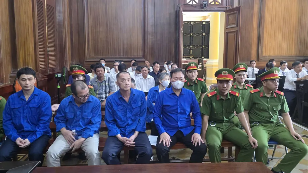 Các bị cáo tại phiên xét xử. Ảnh: LAM NGUYÊN