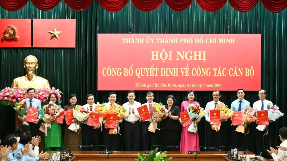 Phó Bí thư Thành ủy TPHCM Văn Thị Bạch Tuyết và Vụ trưởng Vụ địa phương 3, Ban Tuyên giáo và Dân vận Trung ương Nguyễn Huy Ngọc trao quyết định đến Ban Biên tập Báo SGGP. Ảnh: VIỆT DŨNG